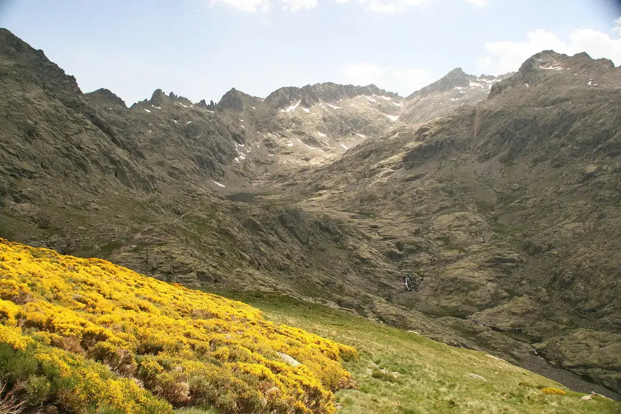 Circo de Gredos is a glaciar circus over plutonic rocks. It is in the Sierra of Gredos in the centre of the Spain.