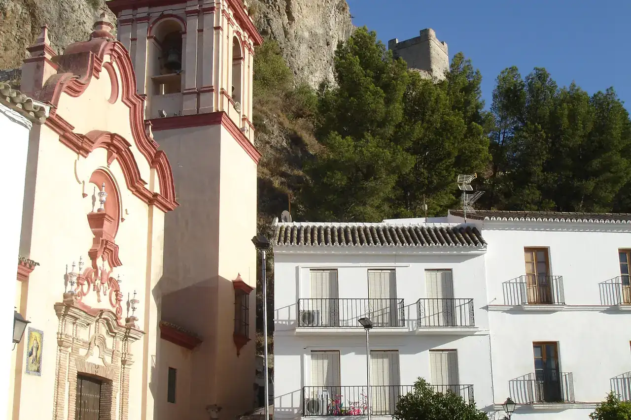 Iglesia y castillo en Zahara de la Sierra. Andalusia (Spain)