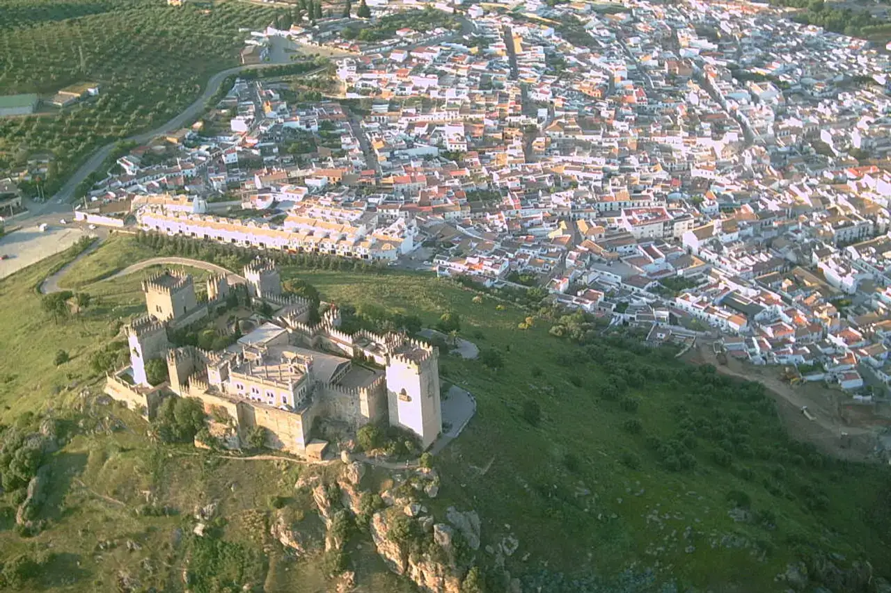 Foto aérea de la localidad de Almodóvar del Río (Córdoba, España)