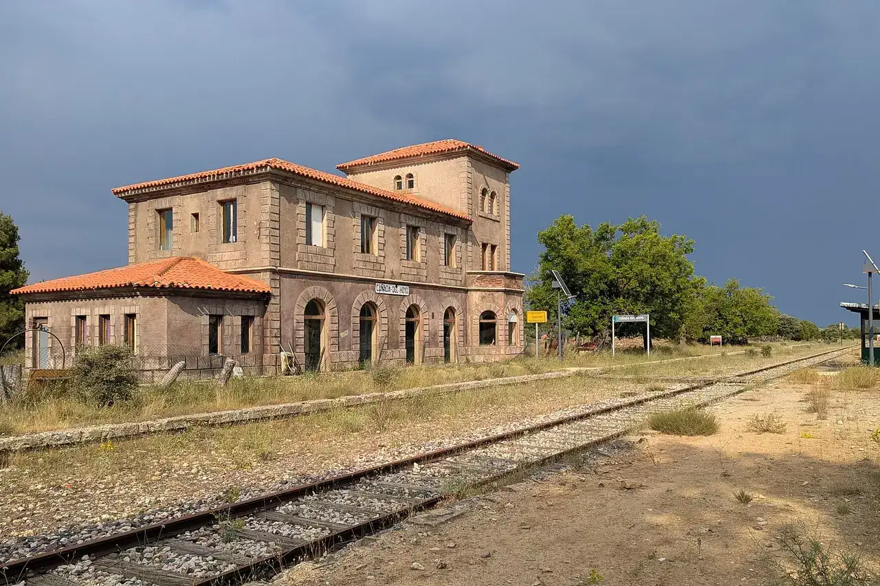 Antigua estación de Cañada del Hoyo (Cuenca, España).