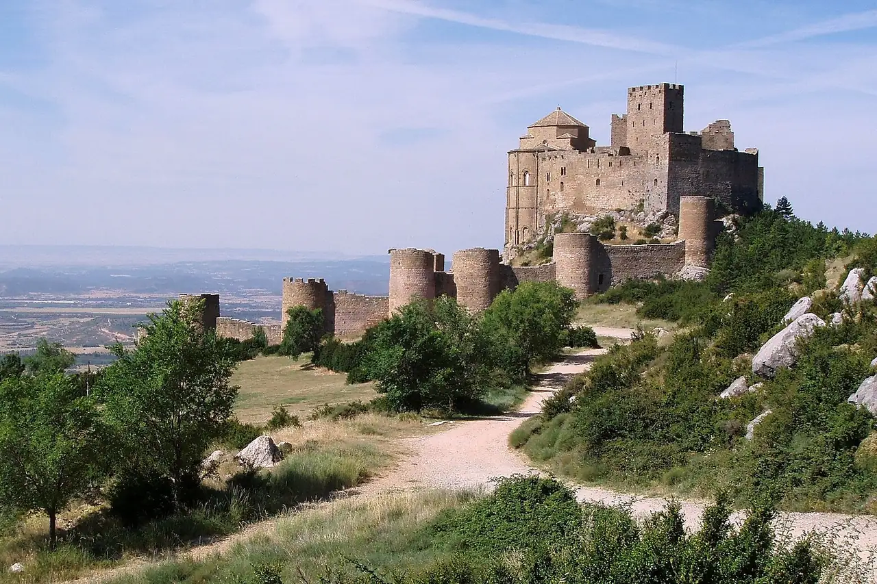Vista del Castillo de Loarre. Este castillo románico, amurallado con torreones, está en la sierra de Loarre, en la provincia de Huesca (Espa