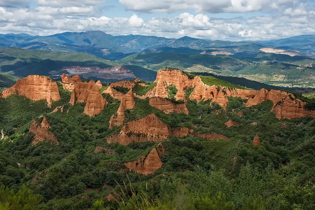 General view of las Médulas from the viewpoint of Orellán.