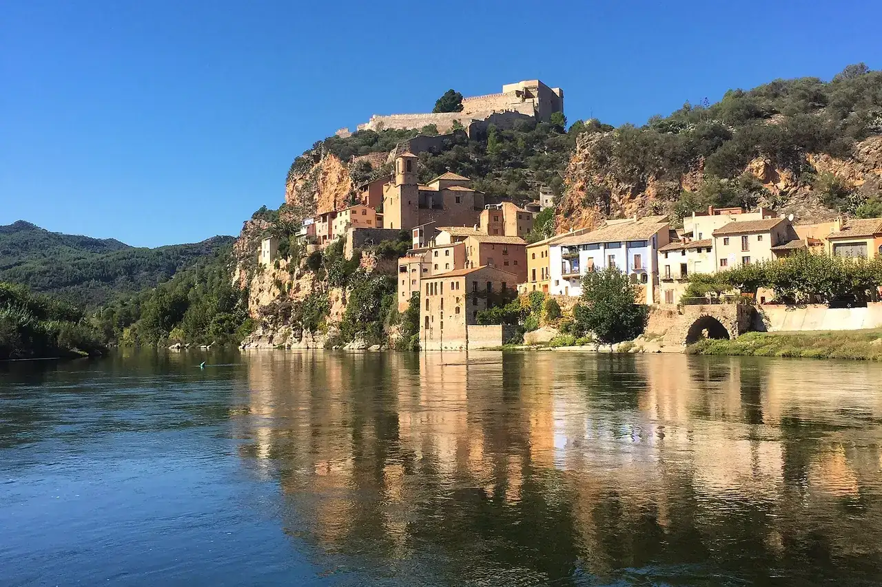 Vista del pueblo de Miravet